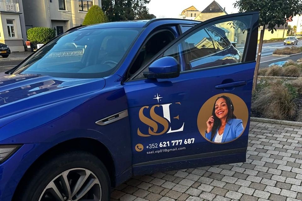 Voiture de service SSEL, bleue, aux couleurs de l'entreprise